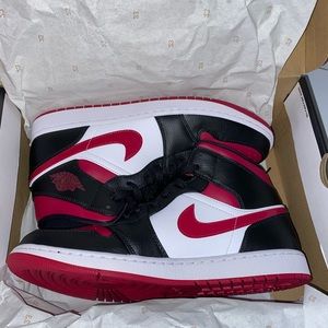 Jordan 1 mids- Black/Noble Red-white